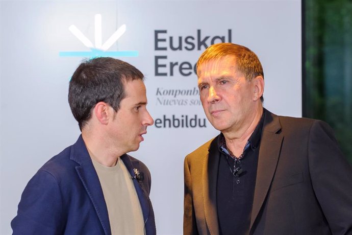 Archivo - El director de programa, Pello Otxandiano (i), junto al coordinador general de EH Bildu, Arnaldo Otegi.