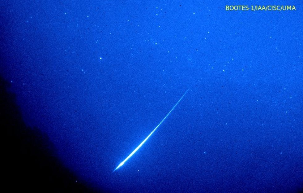 Una bola de fuego sobrevuela el cielo granadino.