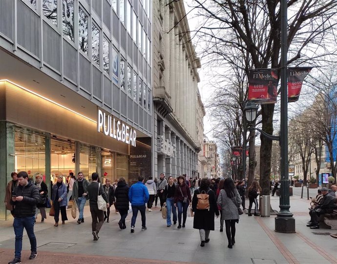 Archivo - Zona comercial de la Gran Vía de Bilbao