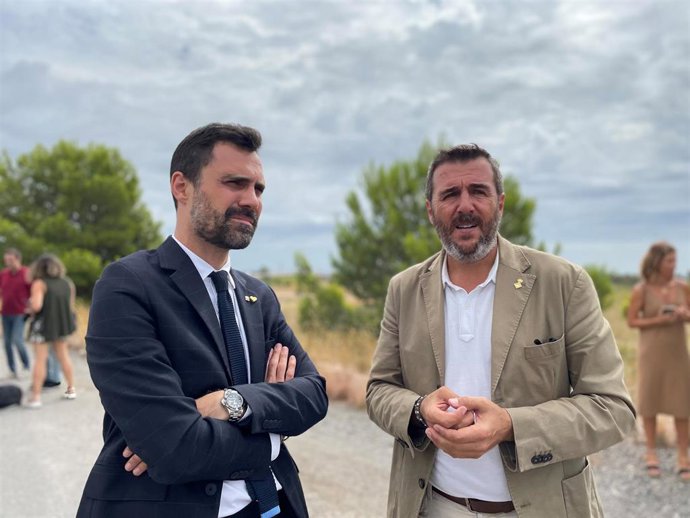 El conseller de Empresa y Trabajo, Roger Torrent, y el alcalde de Mont-roig del Camp, Fran Morancho, en la visita a los terrenos que ocupará la fábrica