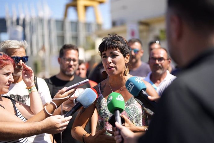 Archivo - La portavoz de Adelante Andalucía, Teresa Rodríguez, haciendo declaraciones a los periodistas. (Foto de archivo).