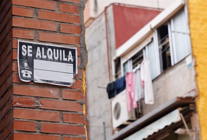 Archivo - Un cartel de 'Se Alquila' en un edificio de viviendas de Madrid