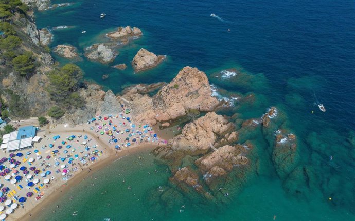 Archivo - Numerosas personas disfrutan de un día de playa en la Costa Brava, a 30 de julio de 2023, en Tossa de Mar, Girona, Cataluña (España).  