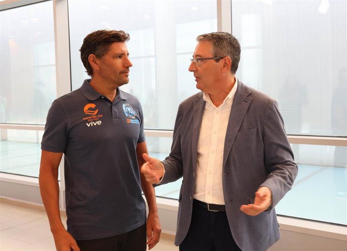 El presidente de la Diputación provincial, Francisco Salado, junto al nadador malagueño Christian Jongeneel.