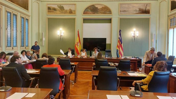 La consellera de Presidencia y Administraciones Públicas, Antnia Maria Estarellas, comparece en la Comisión de Asuntos Institucionales y Generales en el Parlament.