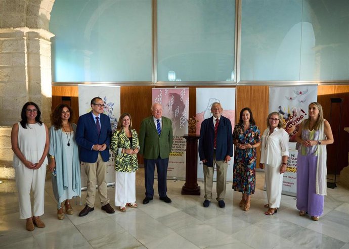 El presidente del Parlamento de Andalucía, Jesús Aguirre, y el presidente de la Asociación Amiloidosis Visible, José Manuel Pérez, en la inauguración de la exposición itinerante titulada 'Corazones Im-perfectos'.