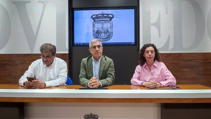 Los concejales de IU-Convocatoria por Oviedo Alejandro Suárez, Gaspar Llamazares y Cristina Pontón, en rueda de prensa.