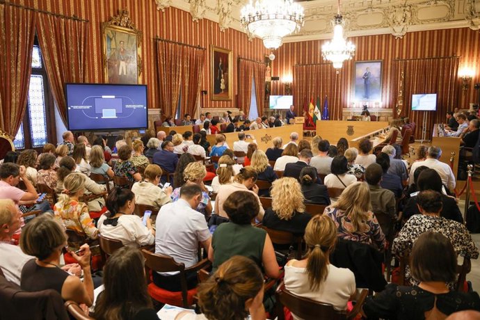 El alcalde de Sevilla, José Luis Sanz, inaugura la reunión bianual del Centro Europeo de Enfermedades Infecciosas y la OMS de Europa y Asia Central que acoge el Ayuntamiento de Sevilla.