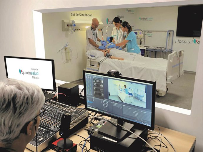 Esta zona se asemeja a un set de rodaje, con maniquí de prácticas de soporte vital avanzado y con mobiliario que simula desde una habitación de hospitalización hasta un box crítico de Urgencias