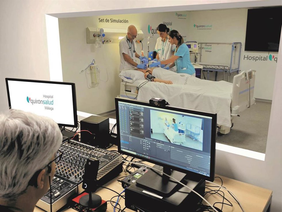 Esta zona se asemeja a un set de rodaje, con maniquí de prácticas de soporte vital avanzado y con mobiliario que simula desde una habitación de hospitalización hasta un box crítico de Urgencias