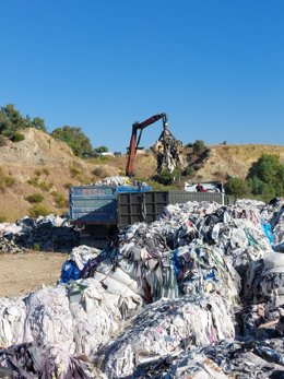 Zona Franca de Cádiz inicia la retirada de las más de 1.000 toneladas de vertido ilegal de restos textiles en Algeciras