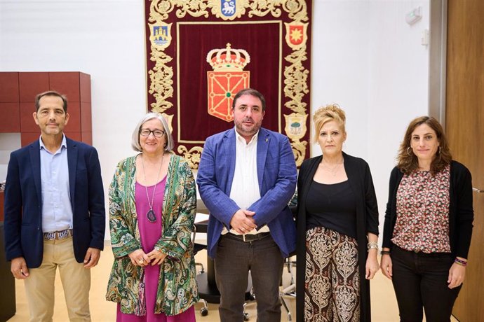 El presidente del Parlamento de Navarra, Unai Hualde, recibe en su despacho a la presidenta del CERMIN, Mariluz Sanz, al vicepresidente, Manuel Arellano, la secretaria, Pilar Herrero, y la técnica de intervención Edurne Preterena.