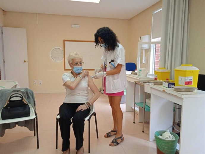 Aragón.-Centros de salud aragoneses inician la vacunación de recuerdo de COVID y de la gripe para los mayores de 80 años