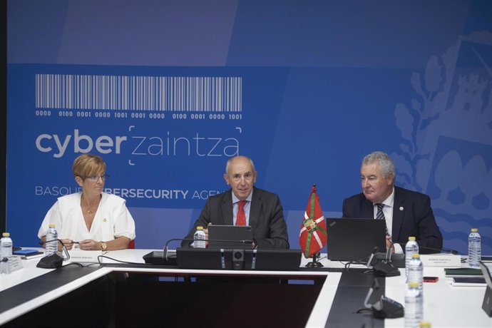 Reunión constituyente de Cyberzaintza, la nueva Agencia Vasca de Ciberseguridad, en Vitoria