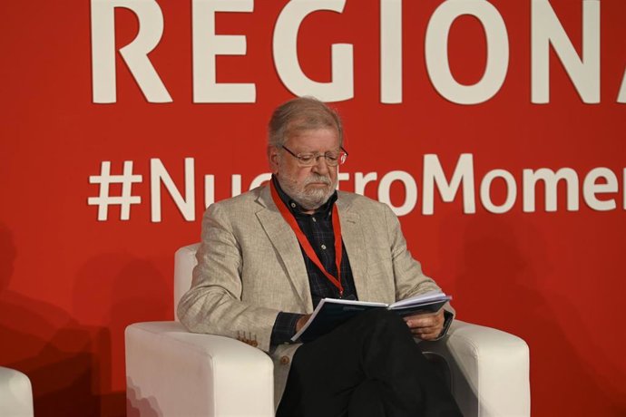Archivo - El expresidente de la Junta de Extremadura y Presidente de FUNDCERI, Juan Carlos Rodríguez Ibarra, interviene en el coloquio: "Es el momento de Extremadura, España y Europa: respuestas desde la socialdemocracia", en el 13 Congreso Regional del