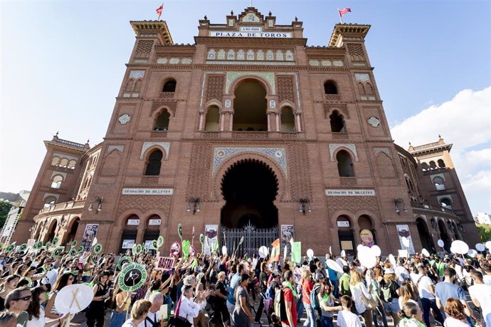 Archivo - Varias personas participan, con pancartas, en una manifestación antitaurina, en la plaza de toros de las Ventas, a 24 de septiembre de 2022, en Madrid (España).  