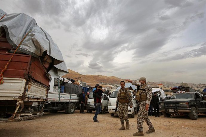 Archivo - Soldados de Líbano cerca de varios camiones en los que refugiados sirios se preparan para volver a Siria desde la ciudad libanesa de Arsal