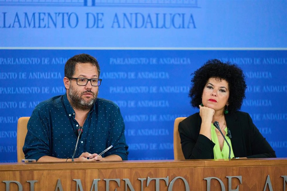 El portavoz del Grupo Mixto-Adelante Andalucía, José Ignacio García, y la presidenta del grupo, Maribel Mora, este miércoles en rueda de prensa. 