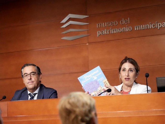La edil de Educación del Ayuntamiento de Málaga, María de la Paz Flores, y el delegado provincial de Desarrollo Educativo y Formación Profesional y de Universidad, Investigación e Innovación de la Junta de Andalucía, Miguel Briones.