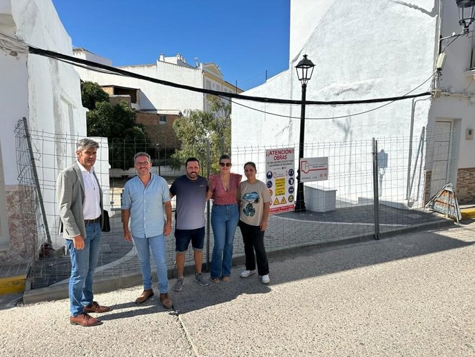 Sebastián Hidalgo con el alcalde de Puerto Serrano.