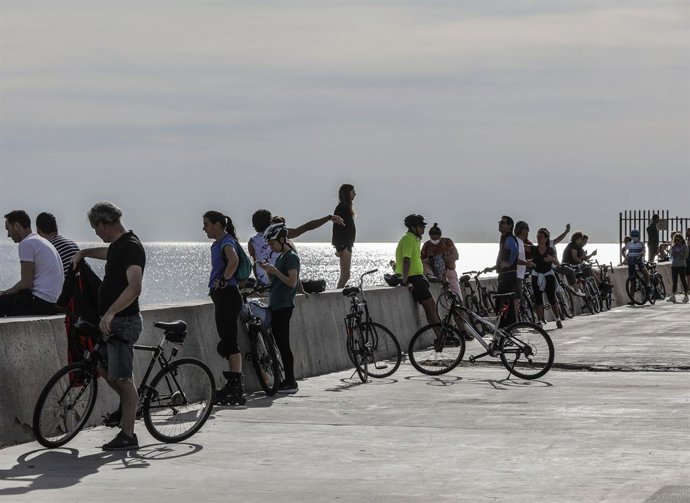 Archivo - Personas paseando en la playa de la Malvarrosa el primer día de salida en Valencia tras 48 días en casa por el coronavirus, en que los adultos pueden salir a pasear y a hacer deporte, en  Valencia / Comunidad Valencia (España), a 2 de mayo de 