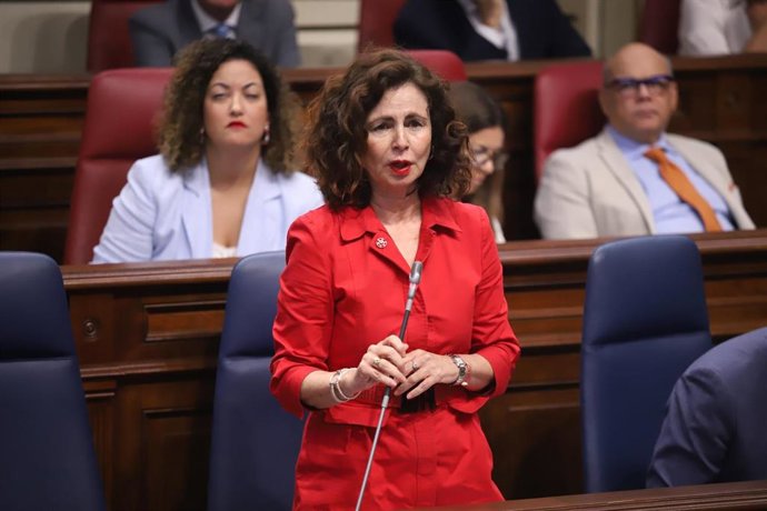 La consejera de Hacienda del Gobierno de Canarias, Matilde Asián
