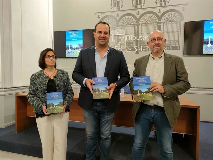 Beatriz Sánchez, David Mingo y Pedro Javier Cruz, de izquierda a derecha, en la presentación del libro 'Devociones de la dehesa salmantina' en La Salina de Salamanca