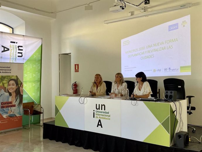 Presentación del curso Municipios 2030. Una Nueva Forma de Planificar y Revitalizar las Ciudades' de la UNIA en la sede Tecnológica de Málaga.