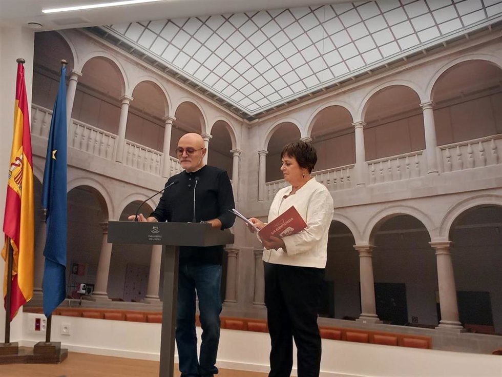 Los diputados de Podemos-IU, Raúl Pérez y Henar Moreno.