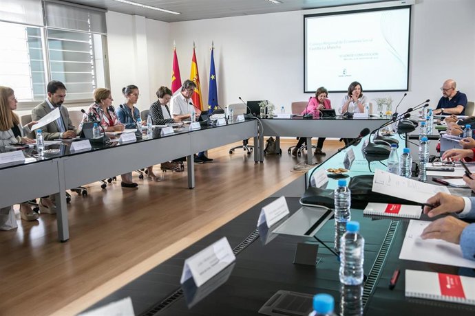 A consejera de Economía, Empresas y Empleo, Patricia Franco, preside la sesión constitutiva del nuevo Consejo de Economía Social de Castilla-La Mancha.