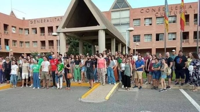 Profesorado interino se ha concentardo este miércoles para expresar su "indignación" por los errores en las adjudicaciones docentes