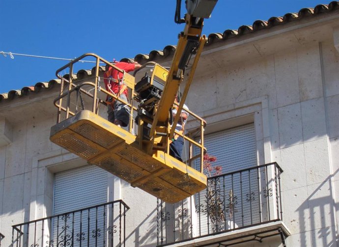 Obreros trabajando en altura durante el verano, en una imagen de archivo.