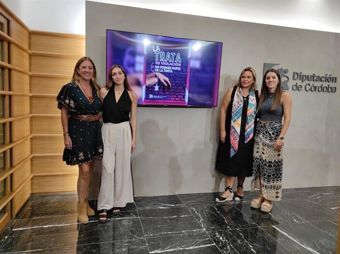 La delegada de Igualdad, Cooperación al Desarrollo, Consumo y Participación Ciudadana de la Diputación de Córdoba, Auxiliadora Moreno (segunda por la dcha.), en la presentación de 'La trata es violación. No formes parte de la trata'.