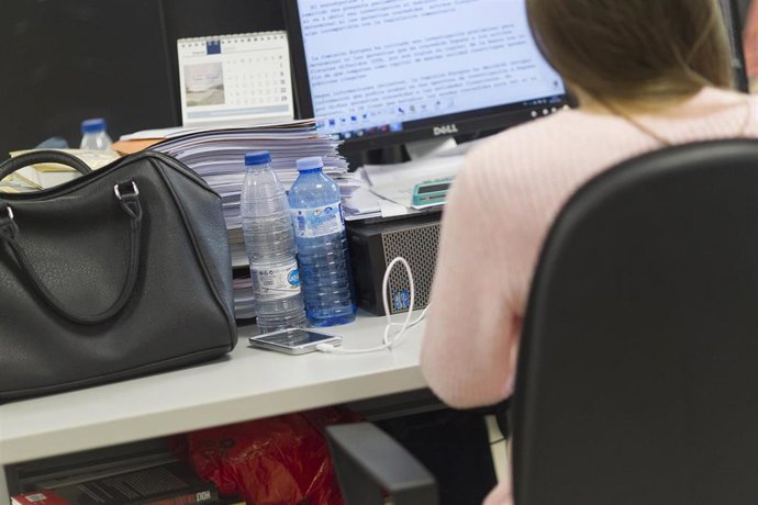 Archivo - Oficina, ordenadores, trabajo, trabajando, empleo, desempleo, paro, trabajador