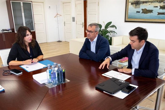 La conselleira de Economía, Industria e Innovación, María Jesús Lorenzana, se reúne con responsables de Cooperativas Lácteas Unidas (CLUN).