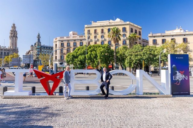 El CEO de Cupra, Wayne Griffiths, i l'alcalde de Barcelona, Jaume Collboni