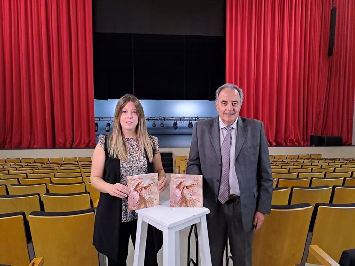 El alcalde del municipio, Avelino Álvarez, y la concejala delegada de Cultura, Lucía Crespo, durante la presentación de esta mañana .