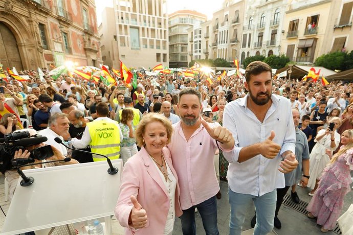 Archivo - (I-D) La candidata de Vox al Congreso, Lourdes Méndez, el presidente de Vox y candidato del partido a la Presidencia del Gobierno, Santiago Abascal, y el presidente de Vox en Murcia, José Ángel Antelo, en un acto público.
