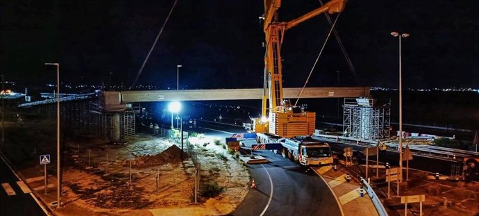 Colocación de las vigas de la pasarela que unirá el Trambahía con el polígono Tres Caminos.