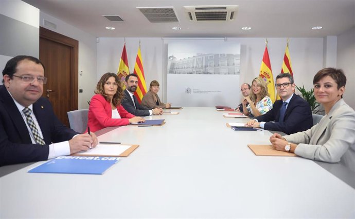 Archivo - (I-D) En la izquierda, el conseller de Interior, Joan Ignasi Elena; la consellera de Presidencia de la Generalitat, Laura Vilagr; el conseller de Empresa, Roger Torrent y la consellera de Cultura, Natlia Garriga y en la derecha, la ministra 