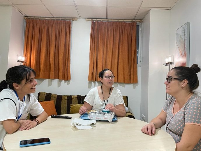 Profesionales del hotel de madres del Hospital Universitario Reina Sofía con una usuaria.