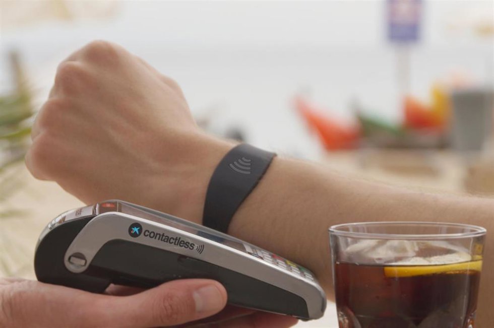Archivo - Pulsera de Visa y CaixaBank por CaixaBank