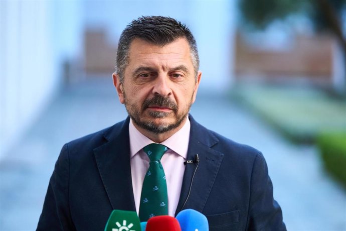 El portavoz del Grupo Parlamentario Popular, Toni Martín, durante la ronda de ruedas de prensa de portavoces de los grupos parlamentarios en el Parlamento de Andalucía, a 13 de septiembre de 2023 en Sevilla (Andalucía, España). Los portavoces de los gru