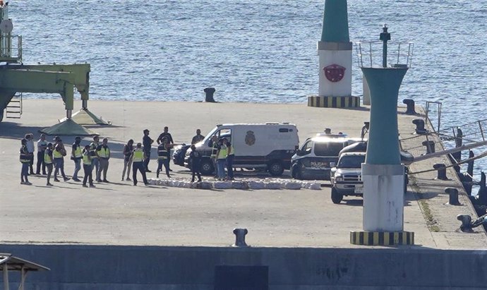 Fardos de cocaína descargados no peirao transversal do Porto de Vigo, procedentes do pesqueiro Bestarruza, interceptado pola Policía Nacional fronte ás costas das Rías Baixas. No operativo foron detidos os 4 tripulantes do barco.