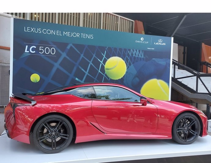 Un coche de Lexus en La Fuente de San Luis con motivo de la fase de grupos de las Finales de la Copa Davis 2023