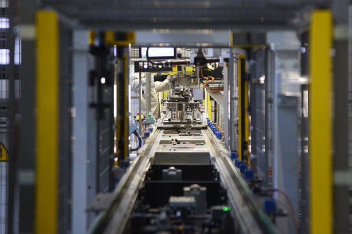 Archivo - Detalle del túnel de montaje en una planta de Renault