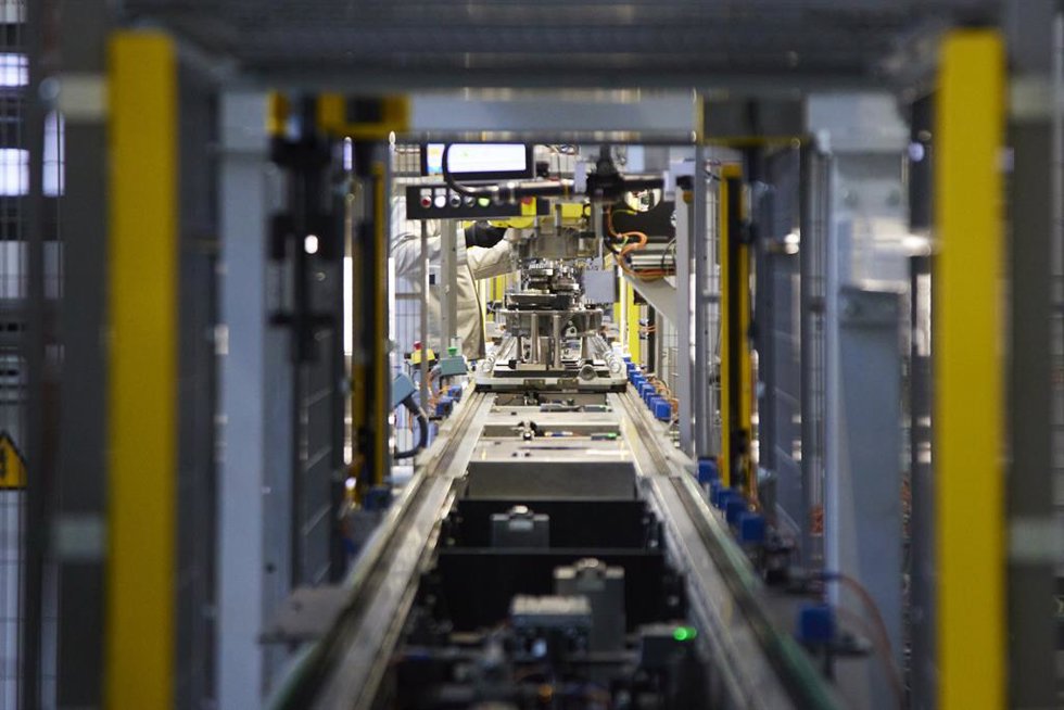 Archivo - Detalle del túnel de montaje en una planta de Renault