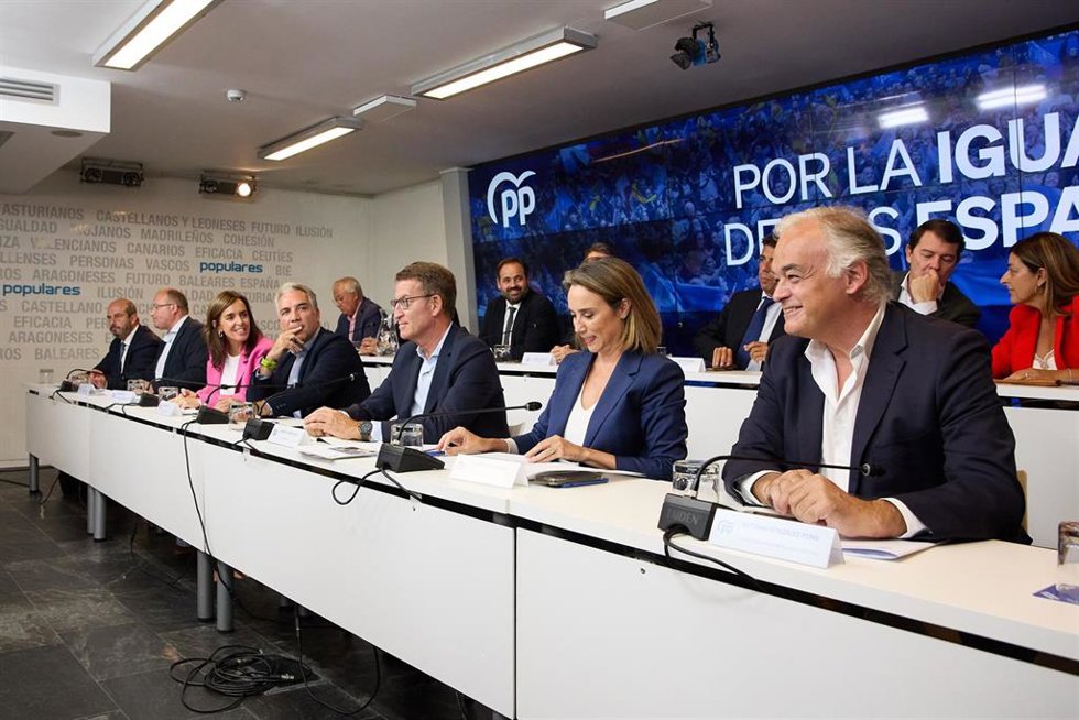 El coordinador general del Partido Popular, Elías Bendodo (4d); el presidente del Partido Popular, Alberto Núñez Feijóo (3d); la secretaria general del PP, Cuca Gamarra (2d), y el vicesecretario de Acción Institucional del Partido Popular, Esteban Gonzá