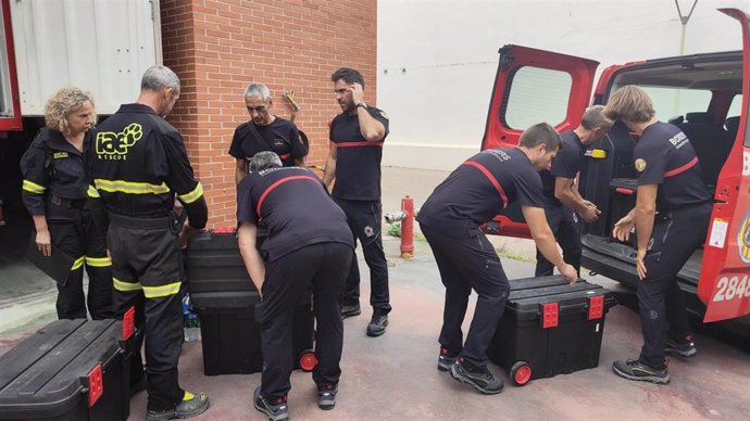 Bomberos preparándose para desplazarse a Libia