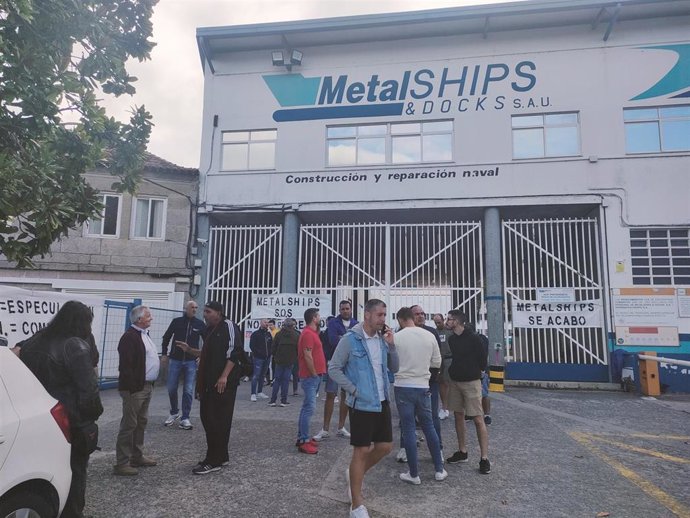 Trabajadores del astillero Metalships de Vigo, a las puertas de la empresa, en una jornada de huelga.